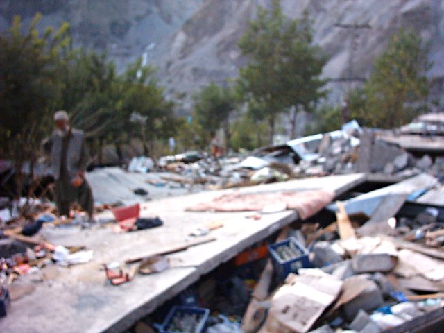 Collapsed buildings in Kamsar