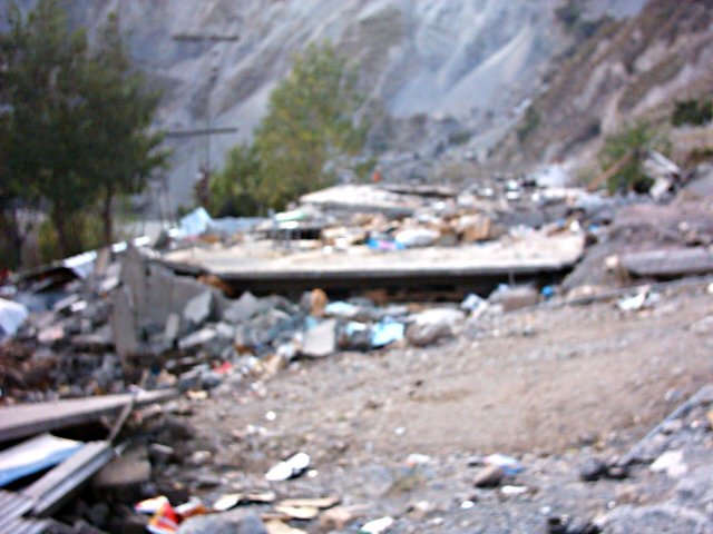 Collapsed buildings in Kamsar