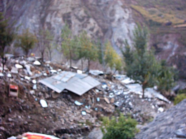 Collapsed buildings in Kamsar