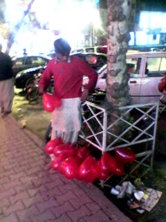 Heart-shaped baloon vendor